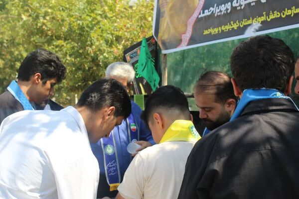 توزیع شربت نذری توسط دانش‌آموزان در موکب سازمان دانش‌آموزی کهگیلویه‌و‌بویراحمد