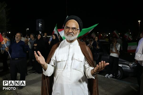اهتزاز پرچم سه‌رنگ جمهوری اسلامی ایران در میدان امام حسین یزد 