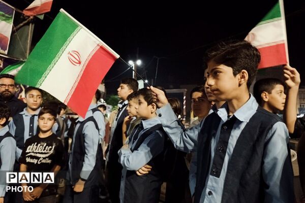 اجتماع پرشور دانش‌آموزان دبستان پسرانه توحید در غرفه شهدای دانش آموز ورامین 