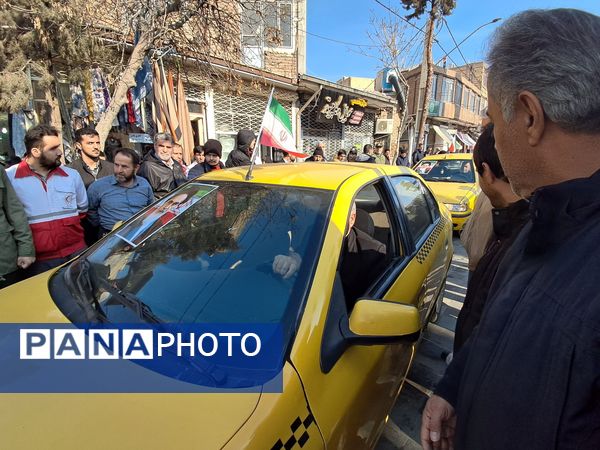 گلباران تمثال امام خمینی (ره) توسط دانش‌آموزان عجب‌شیر 