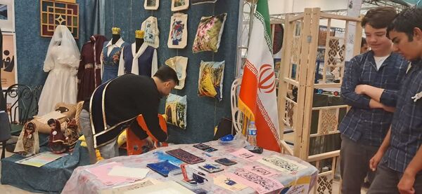 بازدید دانش‌آموزان مدرسه شهدای مدافع حرم از نمایشگاه کارنمای تحول هنرستان‌های شهر تهران