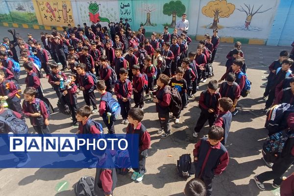 اجرای سرود ای‌ایران در برنامه صبحگاهی دبستان سعدی