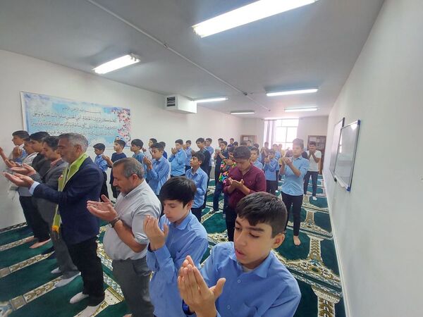اولین نماز سال تحصیلی ۱۴۰۳ و ۱۴۰۴ در دبیرستان متوسطه اول سما 