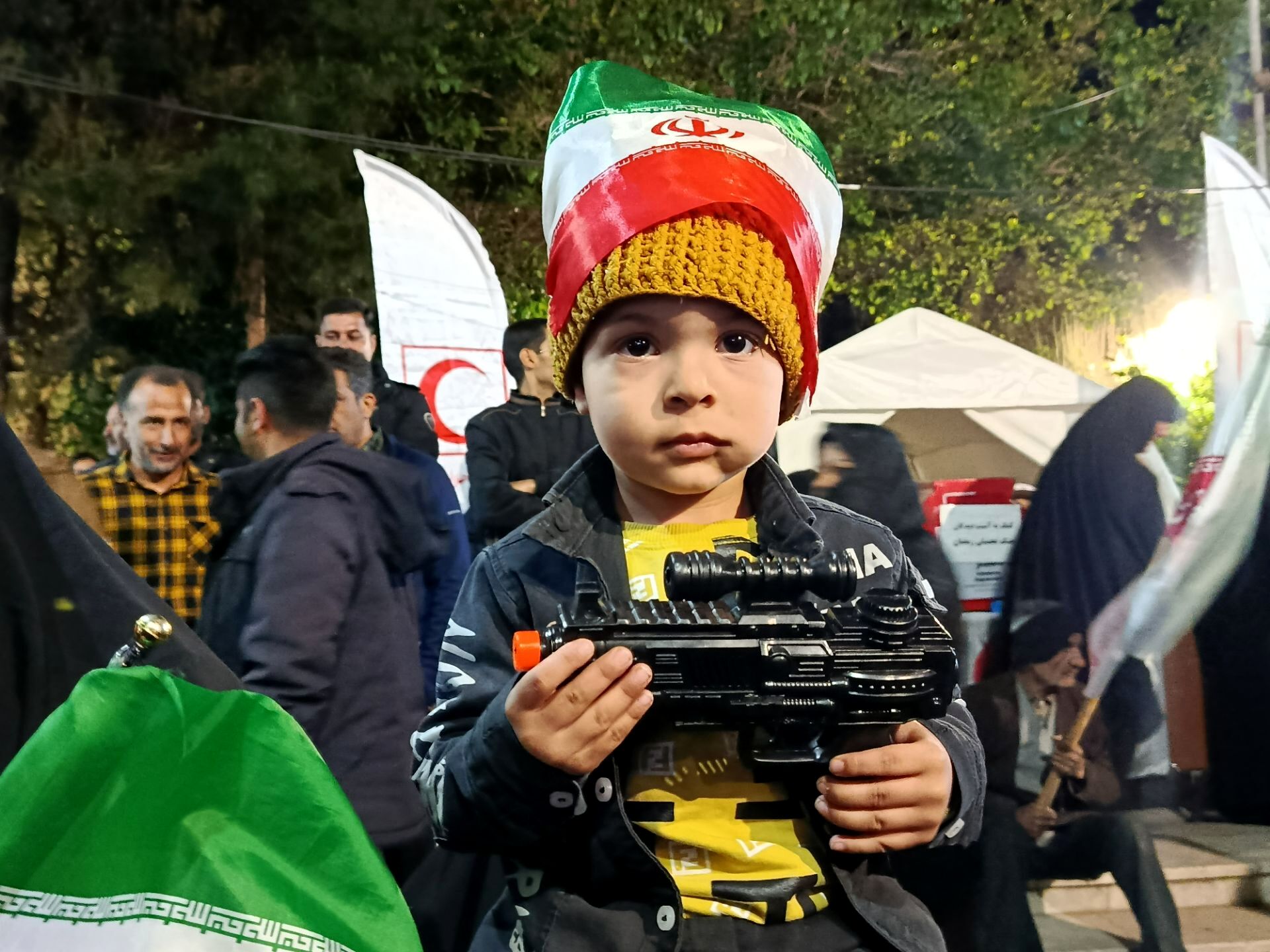 کودکان انقلابی کاشمر دست در دست والدین به خیابان آمدند