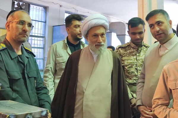 بازدید نماینده ولی فقیه استان فارس از هنرستان طالقانی در آستانه هفته بسیج