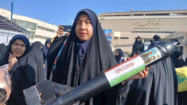 حضور پرشور دانش آموزان مشهد مقدس در راهپیمایی یوم‌الله ۱۳ آبان 