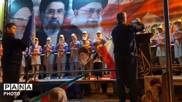 آسمان نورآباد لرستان با حضور پرشور مردم در هفتاد و پنجمین شب بیعت رهبری روشن شد