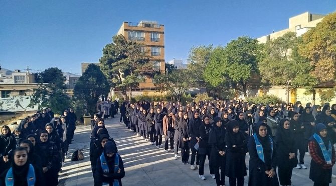 آغاز سال تحصیلی با طنین زنگ ایثار و مقاومت در دبیرستان نمونه زینب الکبری(س) قروه 