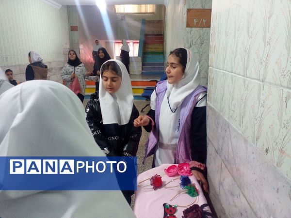  بازارچه کار آفرینی و دست سازه‌های دانش‌آموزی در دبستان دخترانه هدی