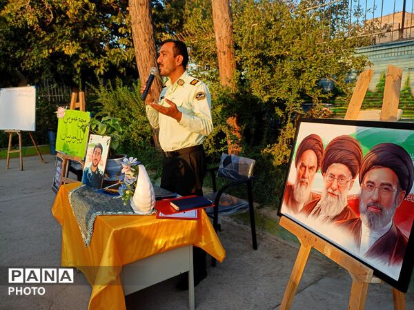 جلسه انجمن اولیا در دبیرستان دخترانه فرهیختگان