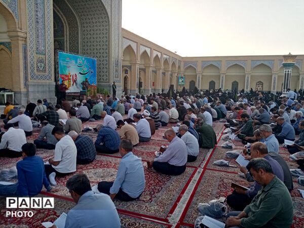 قرائت دعای عرفه در زیارتگاه شهید آیت الله مدرس
