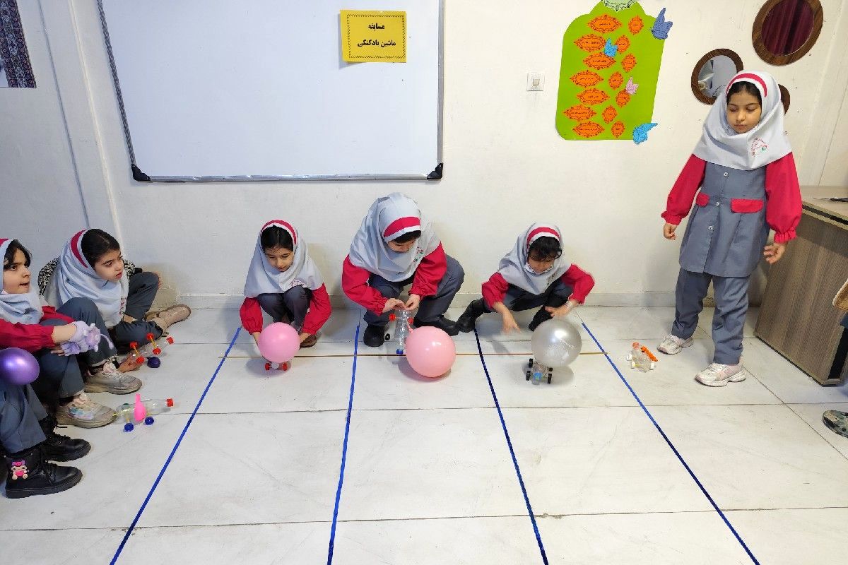 رقابت هیجان انگیز ماشین های بادکنکی در دبستان سارا شهرستان ملارد