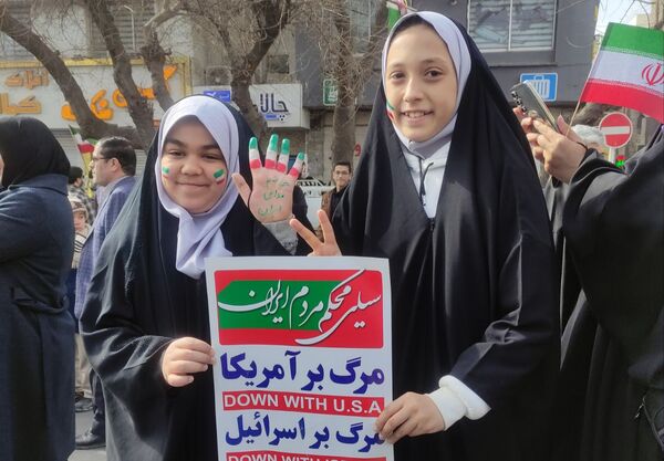 حضور پرشور دانش آموزان دبستان تربیت در راهپیمایی ۲۲ بهمن
