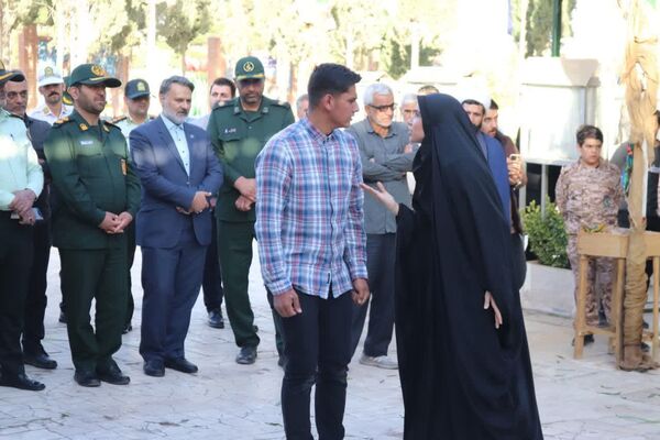  حال و هوای خاص گلباران مزار شهدا در گلزار شهدای شهرستان محلات