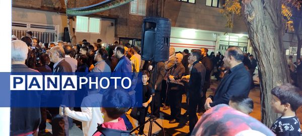 اجتماع مردم مشهدی مقابل خانه مادر شهید جمهور جهت ابراز همدردی