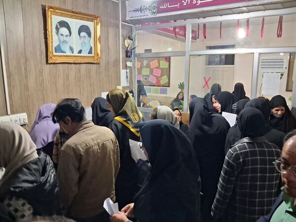 کارنامه‌ها با حضور دبیران تحویل داده شد