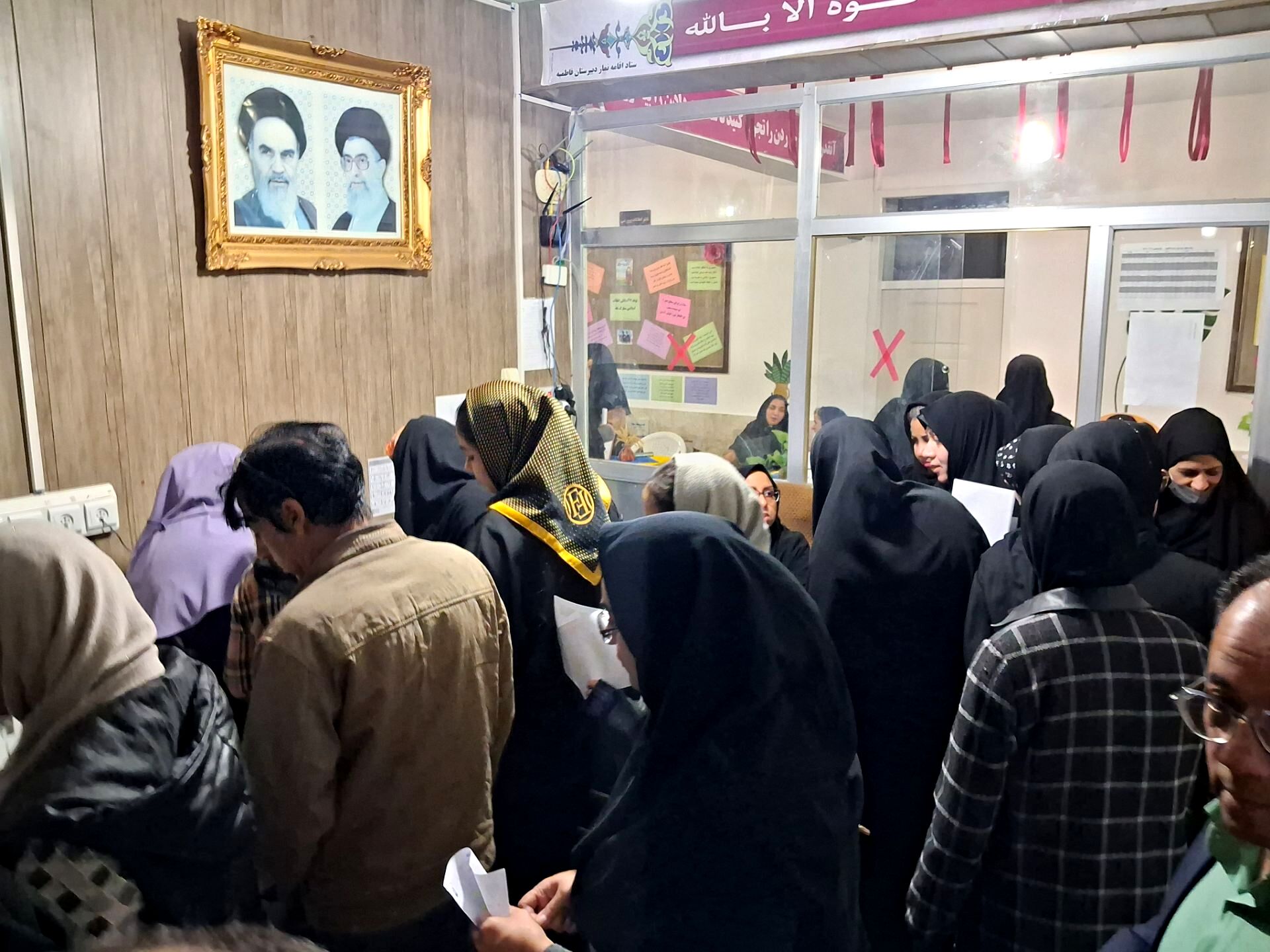 کارنامه‌ها با حضور دبیران تحویل داده شد