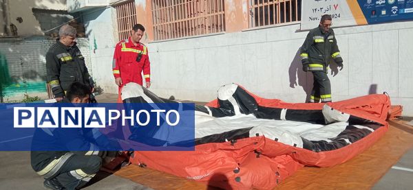 نواخته شدن بیست و ششمین زنگ نمادین استانی مانور زلزله در مدرسه شاهد ظهور آموزش و پرورش ناحیه یک