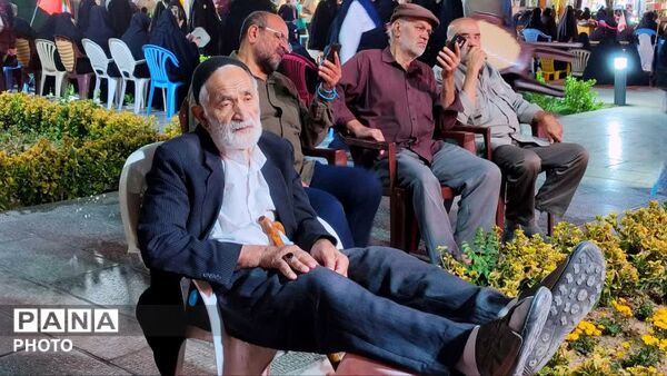 سالمندان در تجمعات حماسی نجف‌آباد؛ روایتگر تجربه‌های زندگی