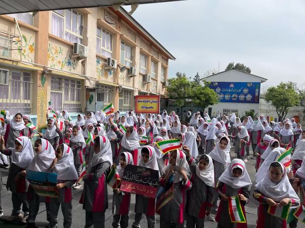 دانش‌آموزان دبستان دخترانه شاهد محمودآباد شعار مرگ بر اسرائیل سردادند