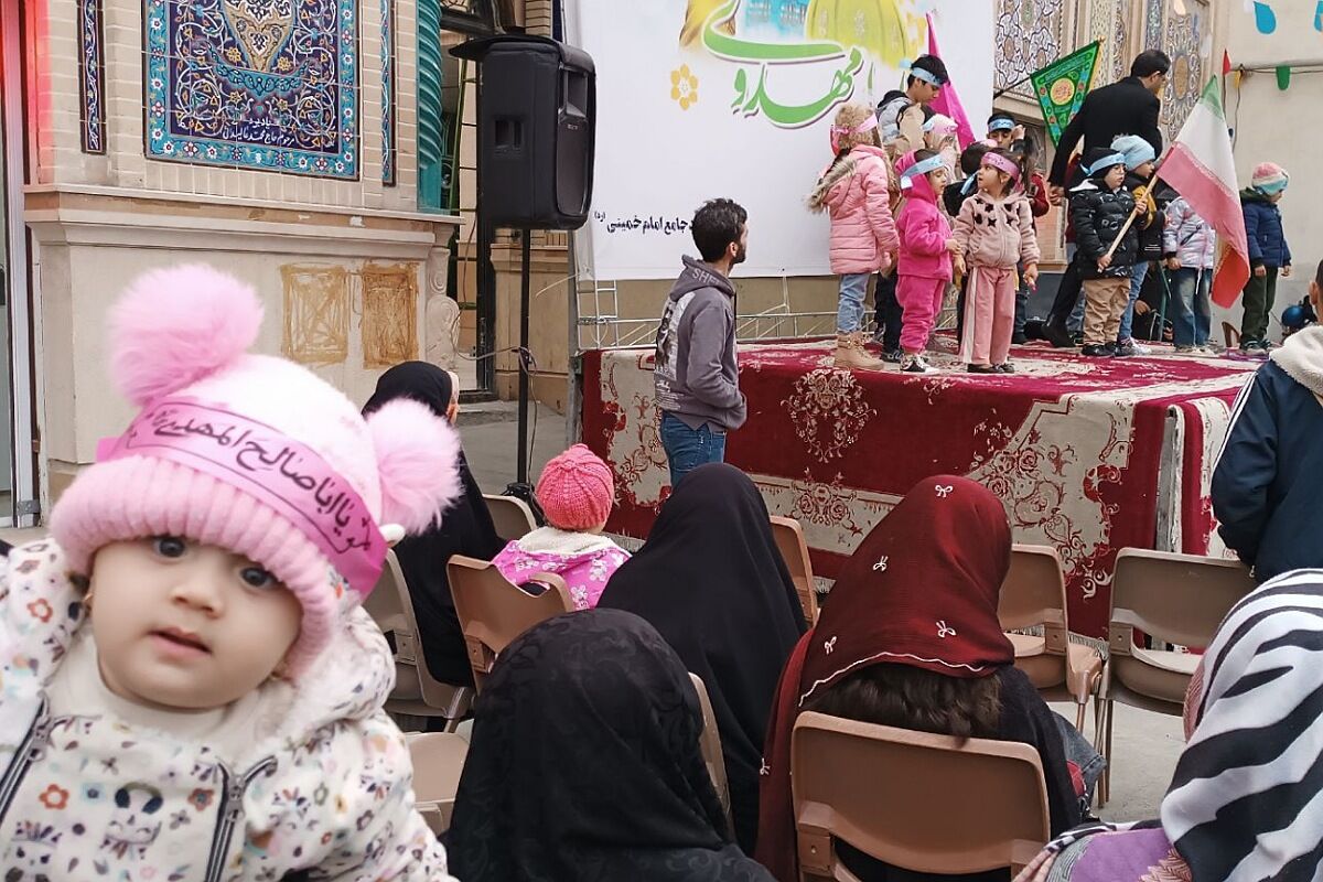 پیشوا غرق در نور نیمه شعبان