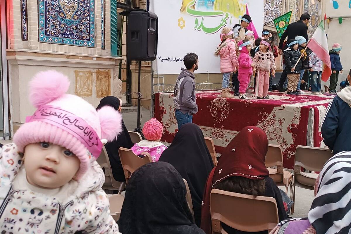 پیشوا غرق در نور نیمه شعبان
