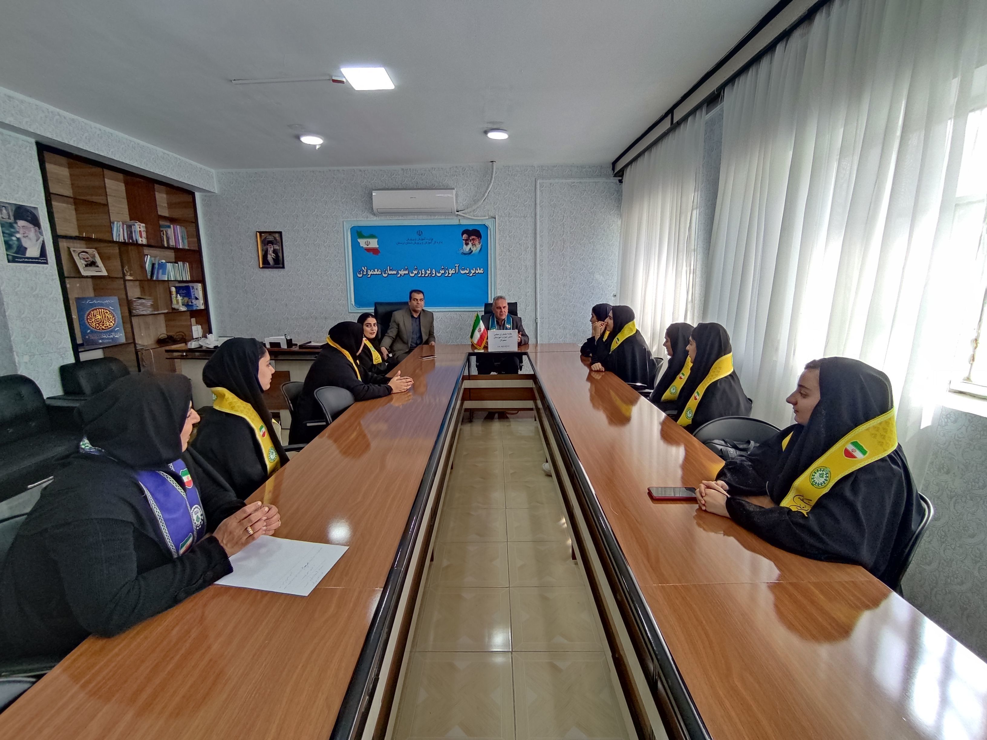 جلسه مشاوران مجلس دانش آموزی معمولان با رییس آموزش و پرورش