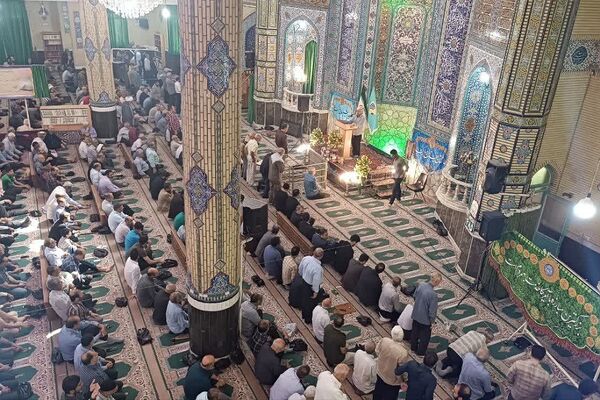 حضور پرشور دانش‌آموزان و فرهنگیان در نماز جمعه این هفته شهرستان ورامین