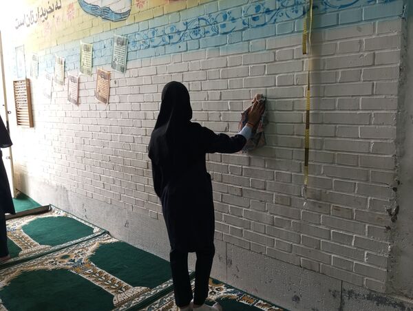 غبارروبی نمازخانه‌ دبستان ناهید نخودی نیشابور