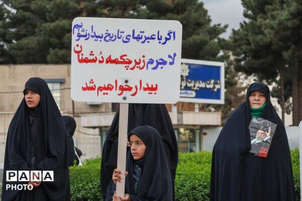 تشکیل زنجیره انسانی اطراف نیروگاه حرارتی برق مشهد