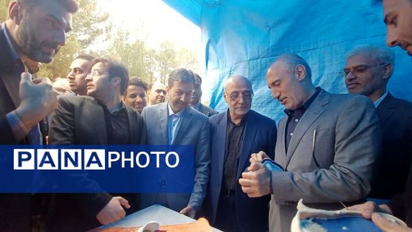 بازدید معاون رئیس جمهور و ریاست سازمان برنامه و بودجه کشور از مشاغل صنایع دستی و نان شهرستان برخوار در پارک آزادگان شهر حبیب آباد