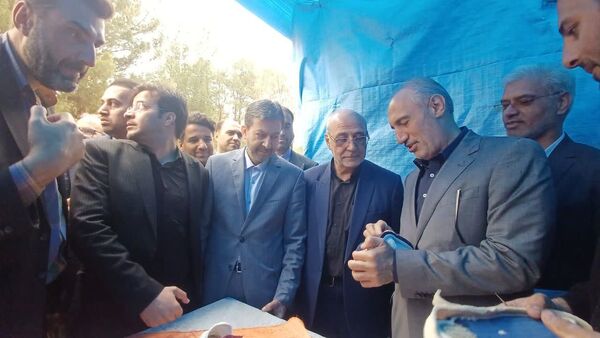 بازدید معاون رئیس جمهور و ریاست سازمان برنامه و بودجه کشور از مشاغل صنایع دستی و نان شهرستان برخوار در پارک آزادگان شهر حبیب آباد