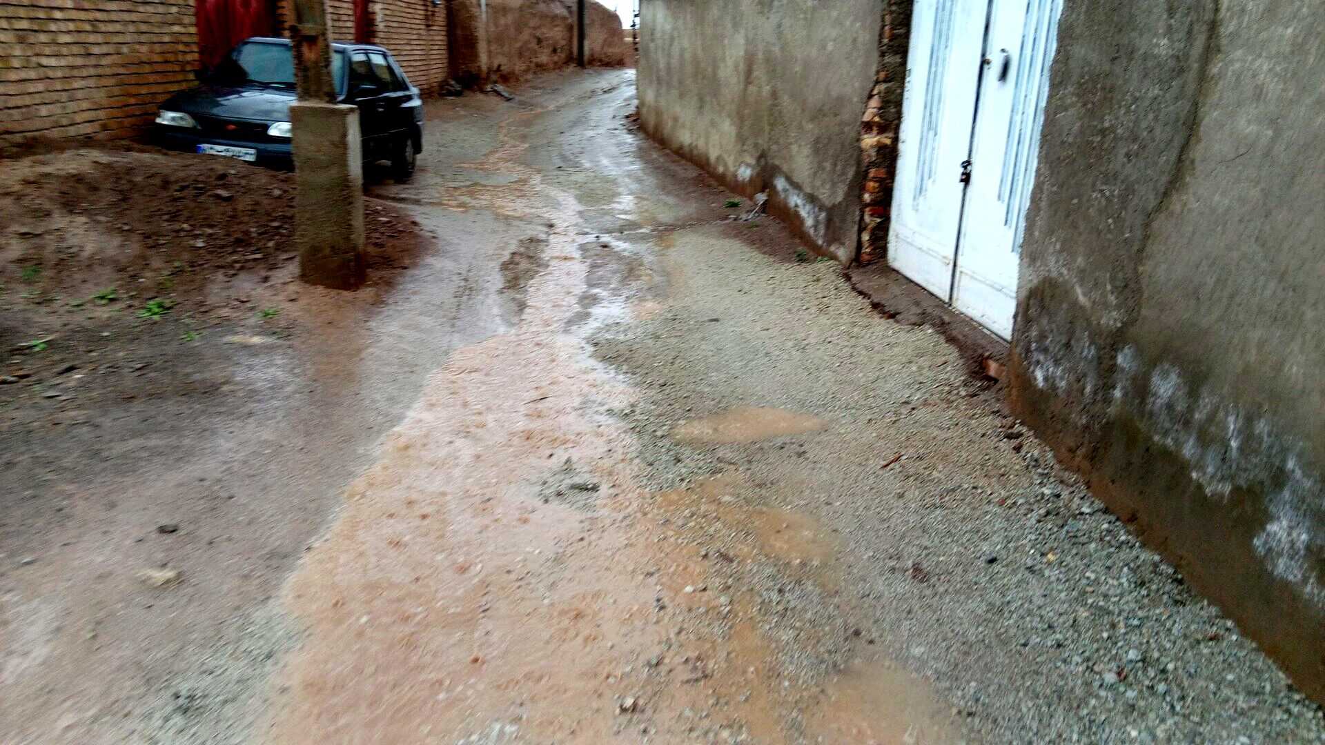 بارش باران بهاری در روستا بتو 