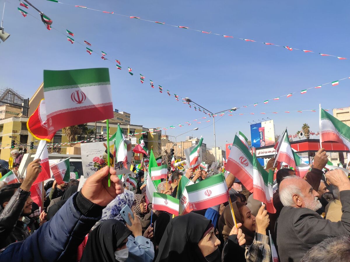 دختری در دل راهپیمایی پر شکوه