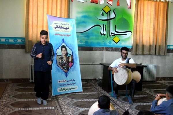 آموزش ضرب زورخانه‌ای در دبستان رازی ناحیه 2 بهارستان
