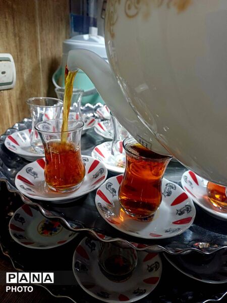 نصب تصاویر شهدا و کتیبه های محرم در هیئت‌ مسجد صاحب‌الزمان(عج)