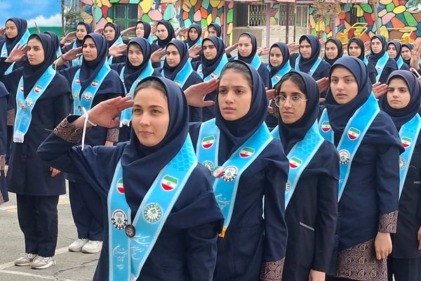 جلوه‌هایی از سرود همگانی مدرسه نمونه‌دولتی تمام ساحتی ارشاد قرچک