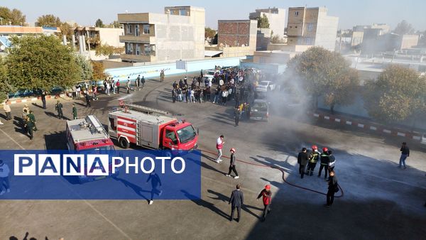 دانش‌آموزان ملکان در خط مقدم ایمنی؛ اجرای مانور پدافند غیرعامل در مدرسه امام حسین(ع)