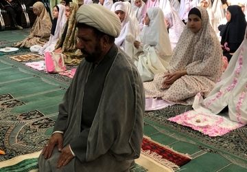 اقامه نماز جماعت توسط دانش‌آموزان در مسجد صاحب الزمان (عج) 