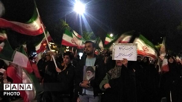 نیشابوری ها از پیر تا کودک در اجتماعات خیابانی