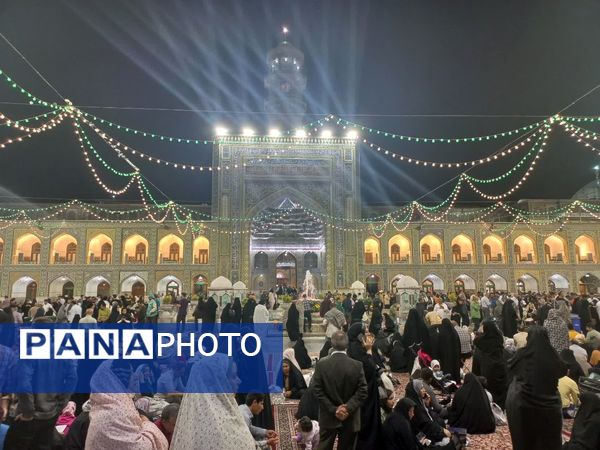 سیل عظیم زائران و مجاوران حرم امام رضا (ع) در شب ولادت یازدهمین امام شیعیان