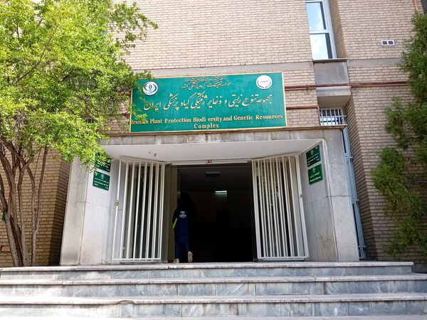 بازدید  خبرنگاران مسئله محور از موسسه گیاه پزشکی تهران