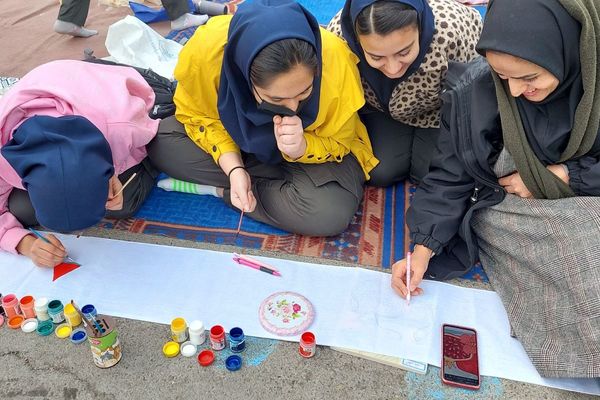 نمایشگاه دست سازه‌های دانش‌آموزان مدرسه شهید شرافت بهارستان‌دو