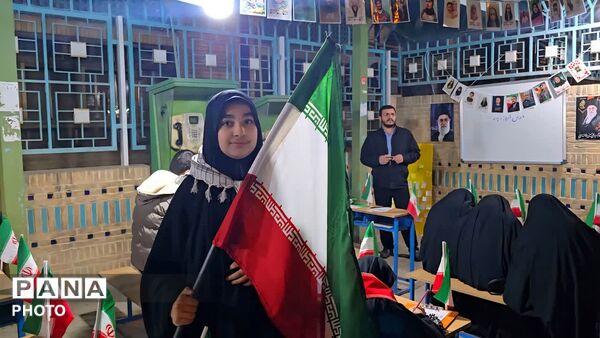 کلاس و نیمکت های نمادین به یاد دانش آموزان مینابی در موکب آموزش و پرورش ناحیه یک یزد