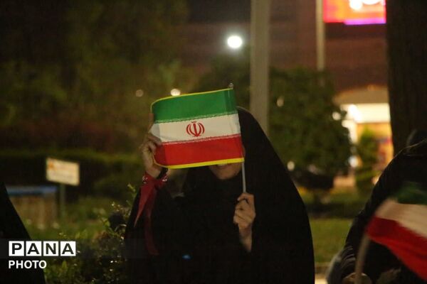 خواندن دسته جمعی سرود ملی ایران در باغ ملی یزد