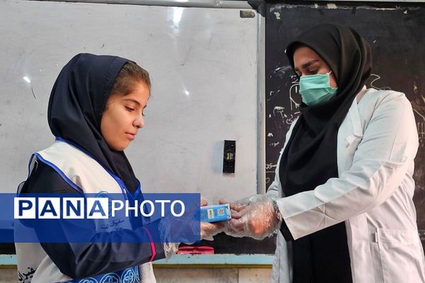 توزیع بسته‌های سلامتی در مدرسه ابتدایی هدی با مشارکت سفیران سلامت