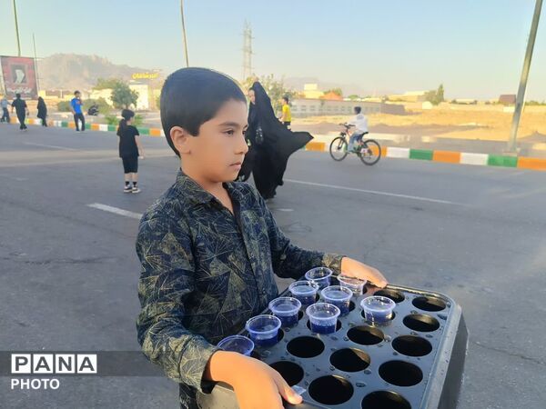 مشقِ عشق با پاهای کوچک روایت زائران خردسال کاشمر