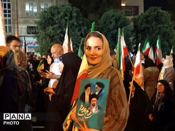 پنجاه وچهار شب در میدان پای کار ایران