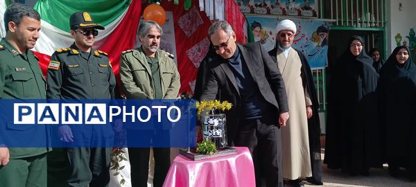 گرامیداشت سالگرد انقلاب با نواختن زنگ در دبیرستان دخترانه شاهد