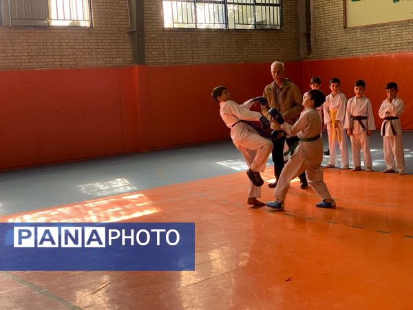 برگزاری فعالیت‌های ورزشی درون مدرسه‌ای در دبستان معلم آشخانه 